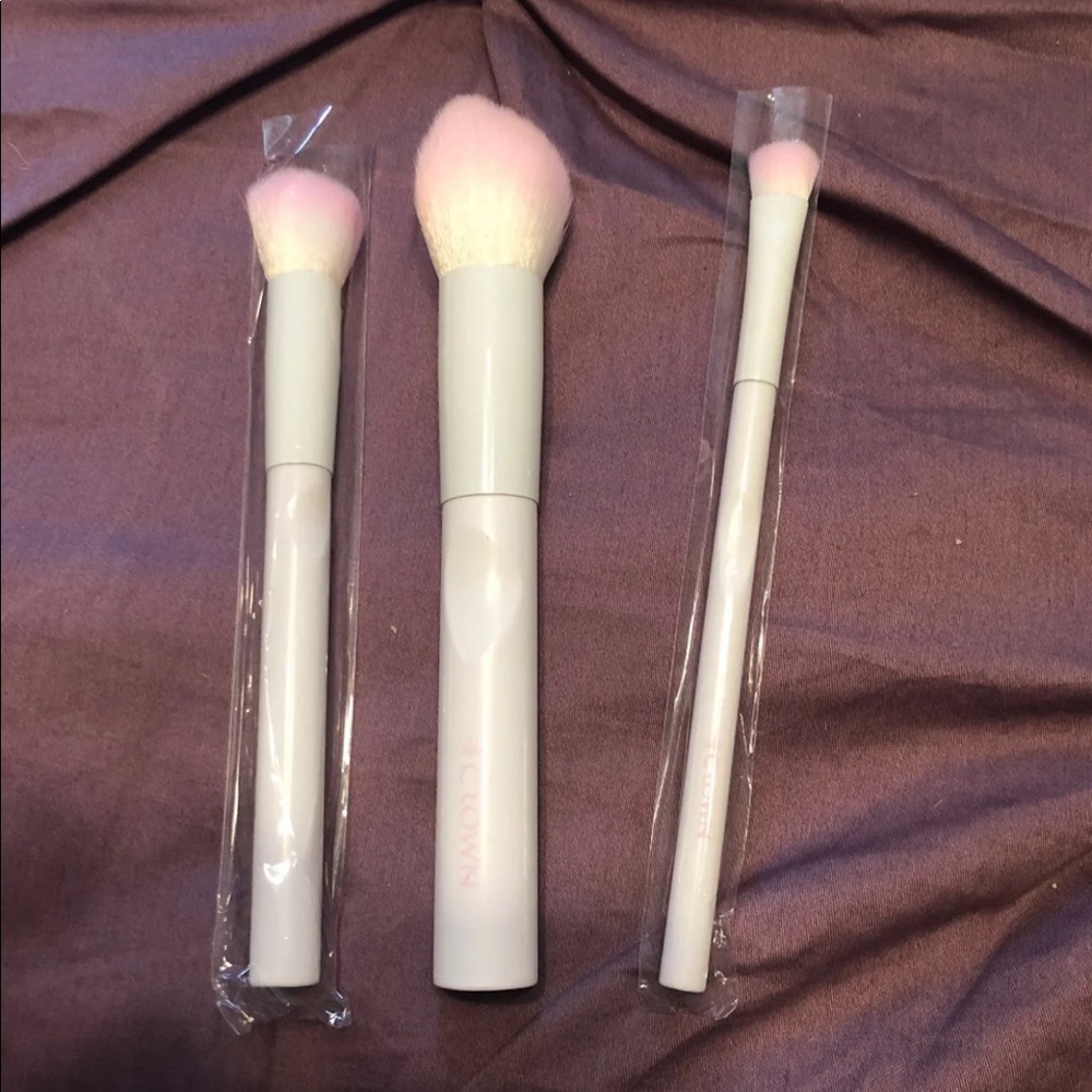 Crown makeup brushes